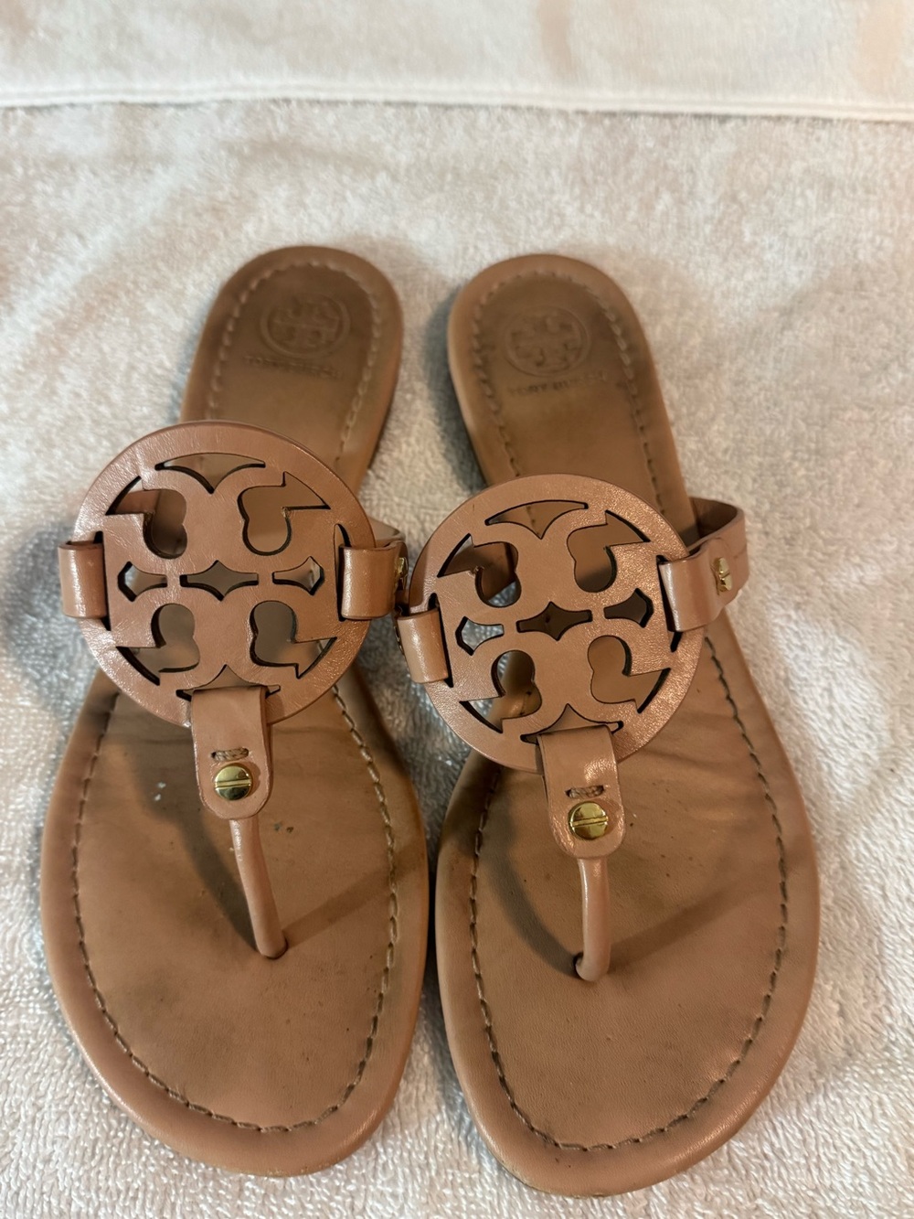 Tory Burch Logo Cutout Leather Thong Sandals in Brown
